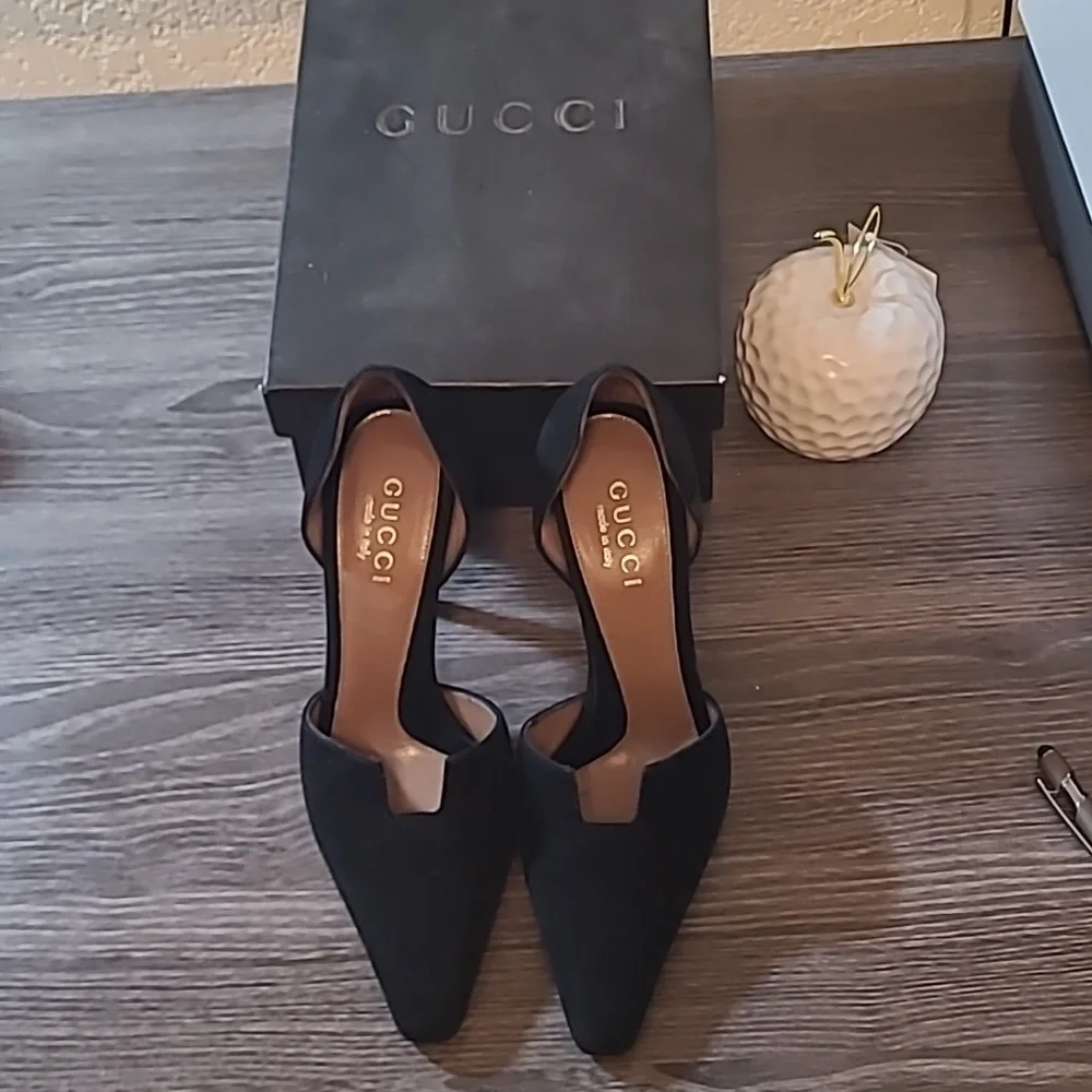 GUCCI. black suede heels, size 36 - Picture 2 of 5